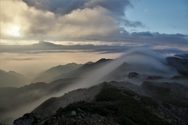 東から滝雲 北アルプス表銀座 燕岳 つばくろだけ の山小屋 燕山荘グループ