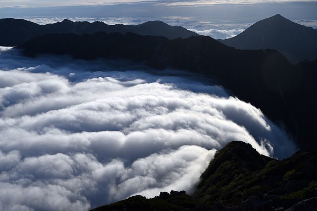 雲海と滝雲 北アルプス表銀座 燕岳 つばくろだけ の山小屋 燕山荘グループ